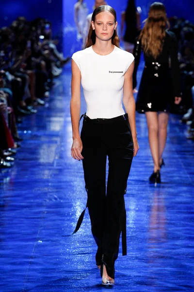 Look 10